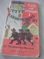EGNER, TORBJØRN: FOLK OG RØVERE I KARDEMOMME BY. 1955.
