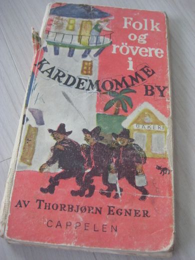 EGNER, TORBJØRN: FOLK OG RØVERE I KARDEMOMME BY. 1955.