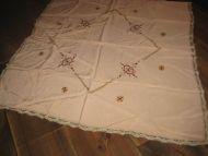 Meget pen heimebrodert duk ca 90*90 cm stor et meget pent arbeid selges meget billig!!