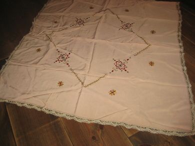 Meget pen heimebrodert duk ca 90*90 cm stor et meget pent arbeid selges meget billig!!