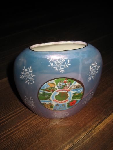 Souvenier fra Gran Canaria oval vase med dekor ca 11 cm høg