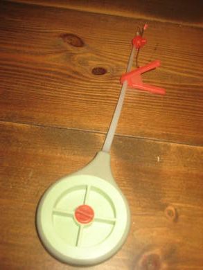 Lita og spesiell pilkestang i plast denne har du nok ikkje i samlinga di vil eg tru Ca 27 cm lang