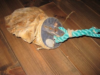 Gammel blåse fra tidleg 1900 merka med namn på eiger på blikkplate som er festa på trestykket