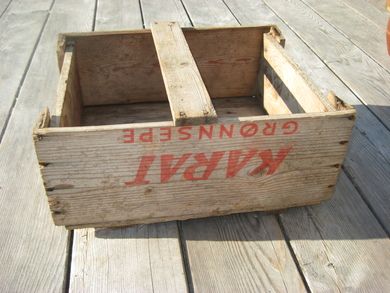 Gammel trekasse fra 40-50 tallet ca 39*32 cm stor 15 cm høg Tekst: KARAT GRØNNSEPE