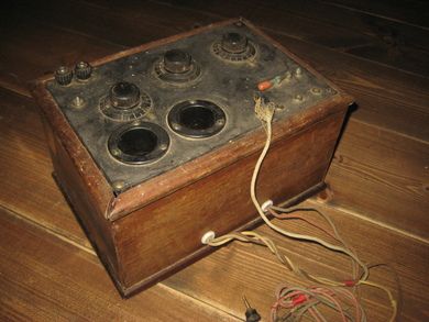 Kva er no dette? Radiosender?? Ca 28*19 cm stor, 14 cm høg. Gammel!!
