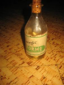 Flaske med noe innhold, Vaselinolje, fra REFORM FARVEHANDEL, Frogner, 40-50 tallet.