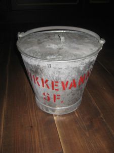 Zinkspann med lokk og tekst: DRIKKEVANN. S.F. BISON fra Norske Plateprodukter, Oslo. 40-50 tallet
