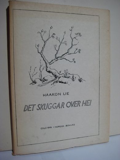 Lie, Haakon. DET SKUGGAR OVER HEI. 1946.