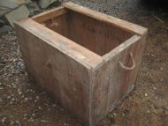 Stor solid gammel trekasse Med stropper på sidene Ca 84*59 cm stor 59 cm høg