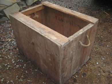 Stor solid gammel trekasse Med stropper på sidene Ca 84*59 cm stor 59 cm høg