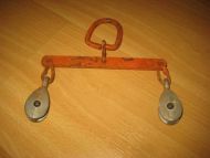 Noe du kan ha nytte av? 2 stk trinser festa i krok 50 tallet