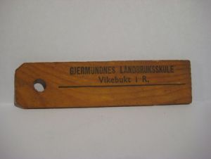 Reklame merke fra GJERMUNDNES LANDBRUKSSKULE, Vikebukt i R. 60 tallet.