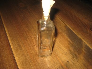 Liten eldre flaske ca 10 cm høg