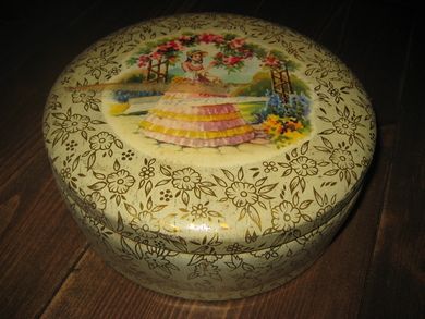 Meget pen og dekorativ blikkeske med lokk ca 22 cm i diameter 8 cm høg 40 tallet