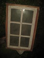 Vindu med 6 felt, med ramme, ca 48*78 cm stort. 