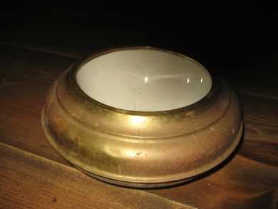 Eldre askebeger med messing og krus. 40 tallet.