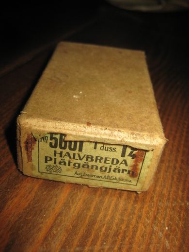 Eske uten innhold, HALVBREDA PLÅTGJENGJERN, 40 tallet. 