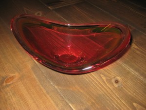 Rød, pen glass skål, 60 tallet. 24 cm lang.