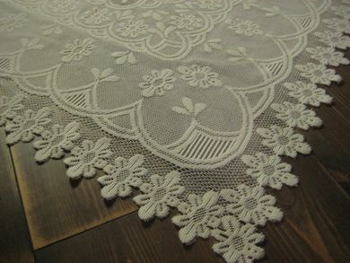 Pen duk fra noen år tilbake i tid ca 95*95 cm stor