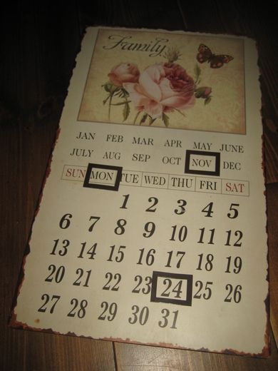 Meget pen kalender i blikk ca 30*50 cm stor Markører med magneter