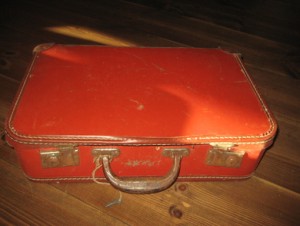 Eldre barnekoffert, ca 40*25 cm stor, 10 cm høg.  60 tallet. 
