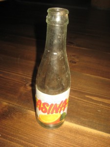 Lita ASINA  flaske fra Mineralvannsfabrikken Bjørgvin, Bergen. 60 tallet. 