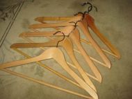 Lot med 4 stk kleshengere du får dei som er avbilda