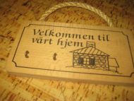 Treplate med tekst: Velkommen til vårt hjem 60 tallet Ca 21*11 cm stort