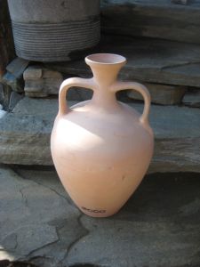 Stor urne i keramikk, ca 48 cm høg. 