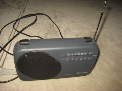 PHILLIPS AE 2100 FM-MV RADIO.