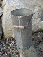 Høg bøtte med trehandtak, ca 47 cm høg, 22 cm i diameter. 40 tallet. 