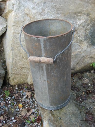 Høg bøtte med trehandtak, ca 47 cm høg, 22 cm i diameter. 40 tallet. 