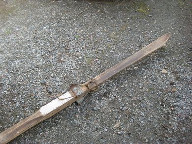 Komplette ski fra 30-40 tallet ca 210 lange Pene til dekorasjon på hytteveggen