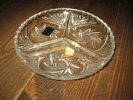 Krystallfat, tredelt, ca 16 cm i diameter. Ubrukt, fabrikkmerket er fortsatt påklistra. Tysk. 60-70 tallet.