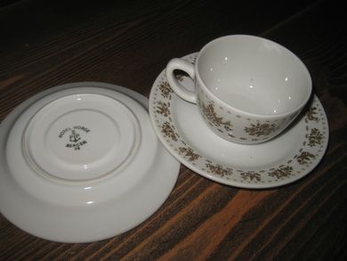Kopp og tefat fra 1976, merka under med: HOTEL NORGE, BERGEN, 1970. Merke både på tefat og kopp.