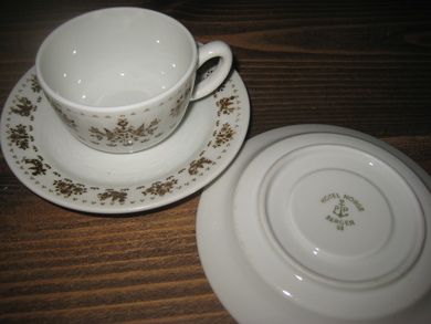 Kopp og tefat fra 70 tallet, merka under med: HOTEL NORGE, BERGEN. Merke både på tefat og kopp, kopp 1970, tefat 1969.