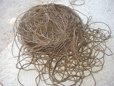 Stor kveil med gammel linetau ca 3 mm tjukkt kan brukes til så mangt