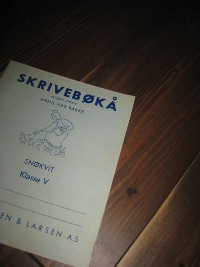 BAKKE: SKRIVEBØKÅ.. SNØKVIT. Klasse V.