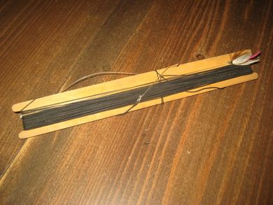 Eldre fiskesnøre med fluge