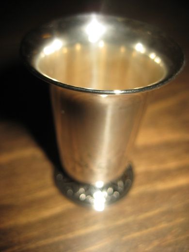 Sølvbeger ca 5 cm høgt Dekorert kant nede 830S