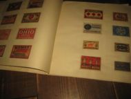 Gammel mappe med innlima etiketter fra fyrstikkesker julemerker etc 30-40 tallet svenske