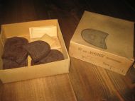 Eske med 4 par VIKING Gummiheler 40-50 tallet Ligg og med poser med stift for å feste desse med