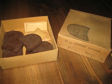 Eske med 4 par VIKING Gummiheler 40-50 tallet Ligg og med poser med stift for å feste desse med