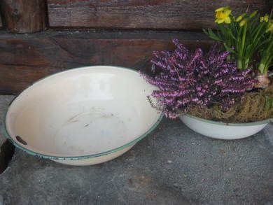 Emaljert vaskefat fra 50-60 tallet Ca 34 cm stort Kan brukes til så mangt oppsats for blomster? Dette er fat nr 2