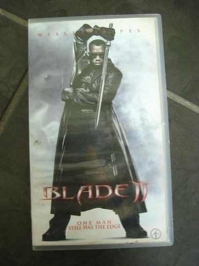 BLADEN 18 år 1t 56 min 2002