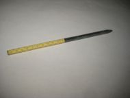 Ubrukt griffel brukt i skulestova i gamle dager skriveredskap Tidleg 1900 Gul