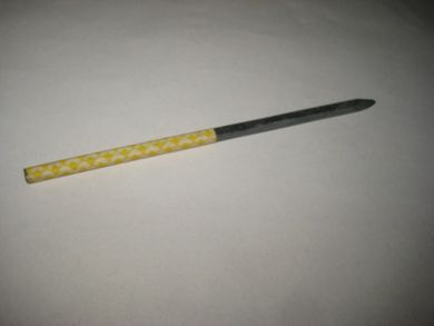 Ubrukt griffel brukt i skulestova i gamle dager skriveredskap Tidleg 1900 Gul