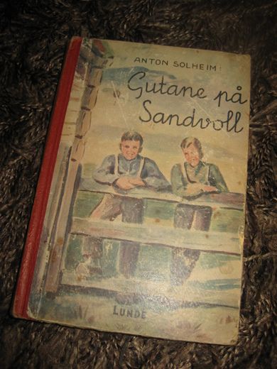 SOLHEIM: Gutane på Sandvoll. 1945.
