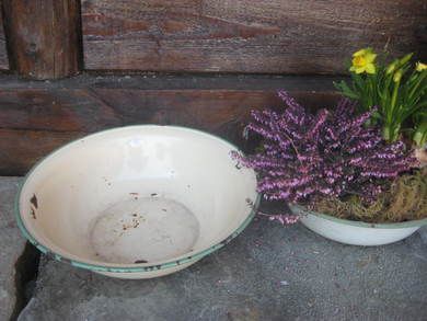 Emaljert vaskefat fra 50-60 tallet Ca 34 cm stort Kan brukes til så mangt oppsats for blomster? Dette er fat nr 3