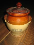 Krukke med lokk, merka: SILD. Ca 12 cm i diameter, 15 cm høg. 70 tallet.
